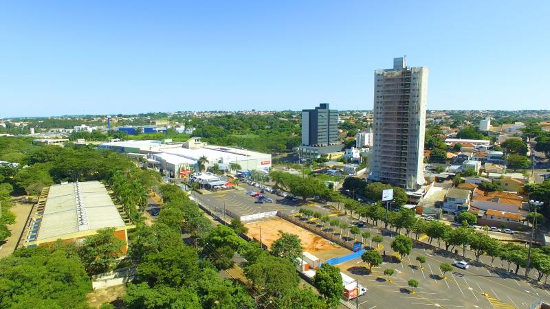 Divulgação - Área da construção, cercada por tapumes, entre o Habib’s e o Mc Donald´s, no Prudenshopping