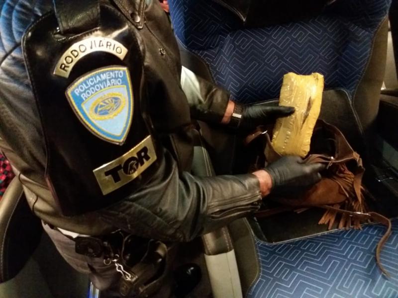 Polícia Militar Rodoviária - Droga estava na bolsa da passageira
