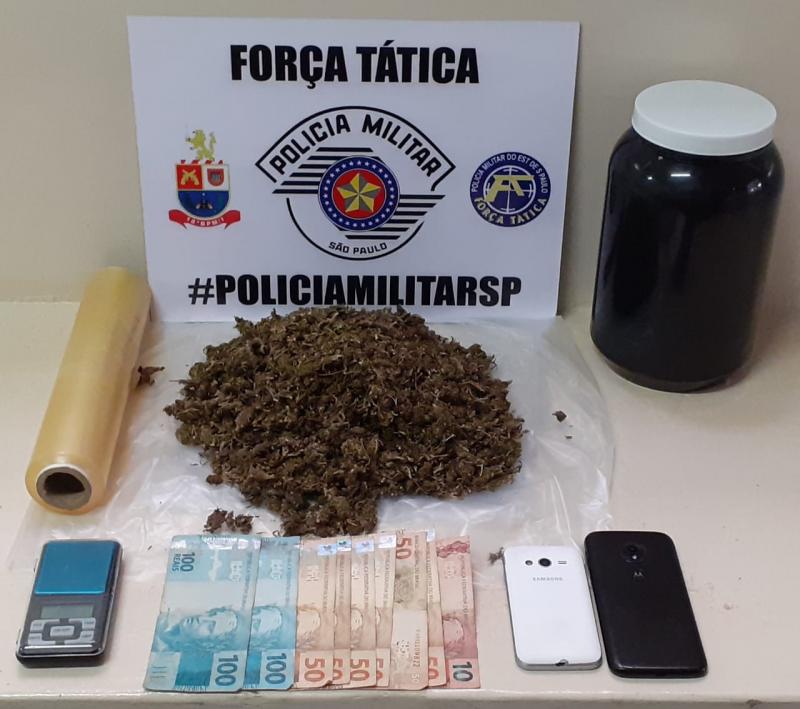 Polícia Militar - Droga estava no chão, ao lado da cabeceira da cama