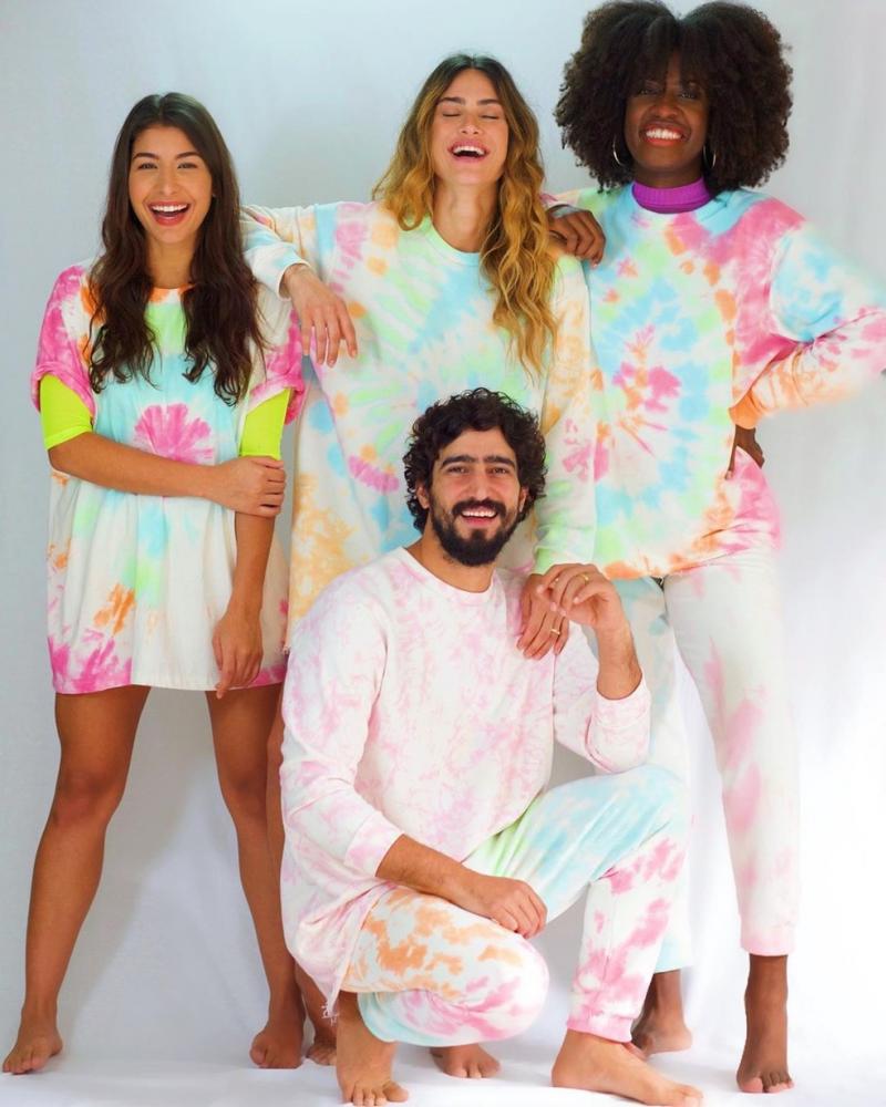 Thaila Ayala com Renato Goés, Juliana Xavier e Letícia de Sá: atriz prudentina lançou uma nova marca de roupas, cujo nome rendeu polêmica on-line essa semana