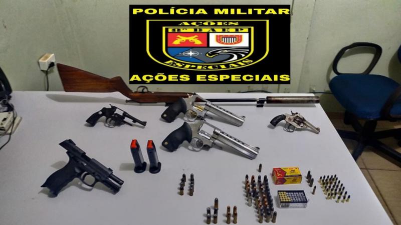 Foto: Polícia Militar – Itens foram localizados no carro e na residência de um dos detidos