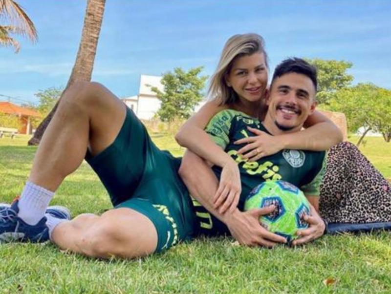 Willian, o “Bigode”, atacante do Palmeiras, está hospedado na casa de um amigo em Presidente Prudente, e fez essa foto na área de lazer Residencial Damha 1, para homenagear a esposa, com uma mensagem do Dia dos Namorados, no seu Instagram.