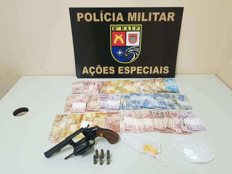 Foto: Polícia Militar - Além das drogas e da arma, a quantia de R$ 1303 foi apreendida