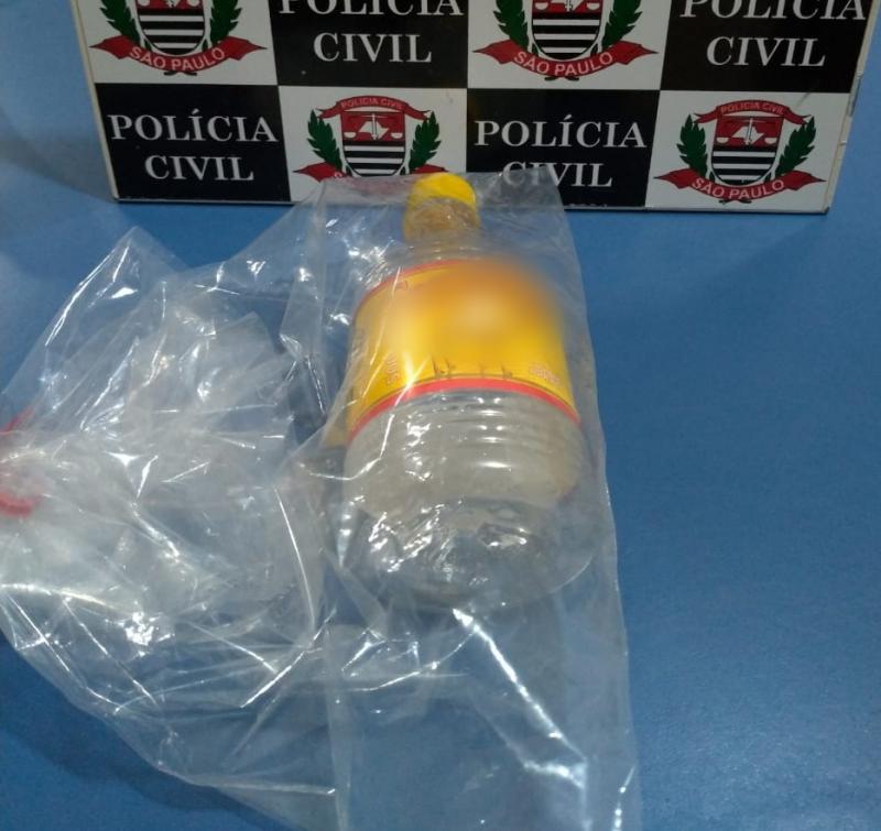 Polícia Civil - Garrafa de cachaça foi apreendida dentro do carro