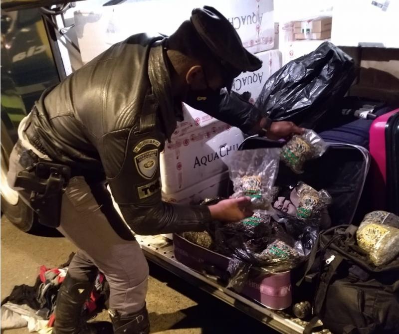 Polícia Militar Rodoviária - Drogas estavam em bagagens das passageiras