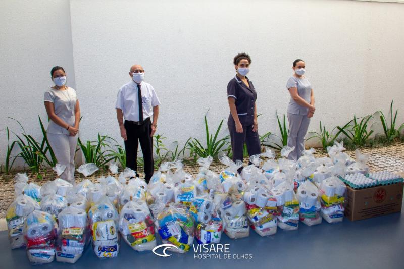 Colaboradores do Hospital de Olhos com as cestas básicas arrecadas na nova edição da campanha