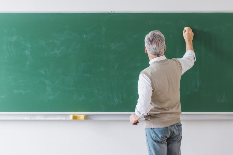Freepick - Segundo docentes, lei pretende tirar a liberdade que possuem dentro das salas de aula ao ensinar
