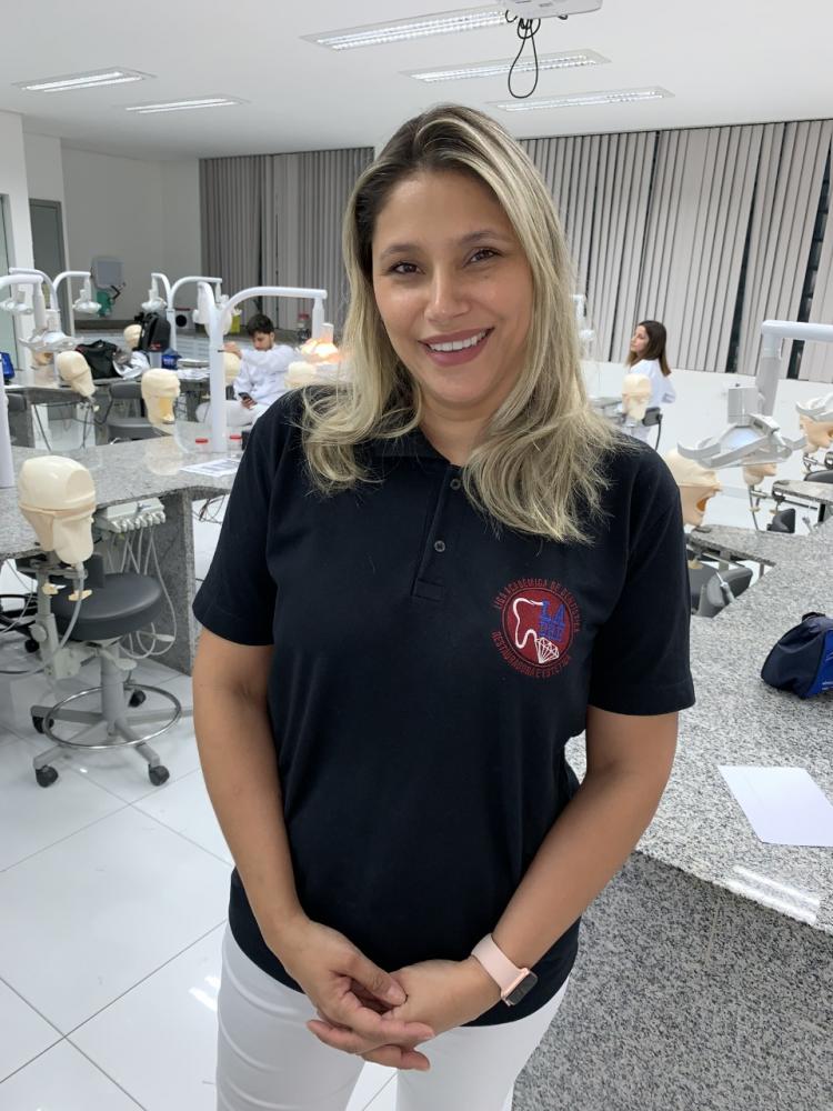 A CIRURGIÃ DENTISTA DANIELA AMORIELI