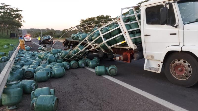 Polícia Militar Rodoviária - Caminhão foi atingido na traseira por caminhonete 