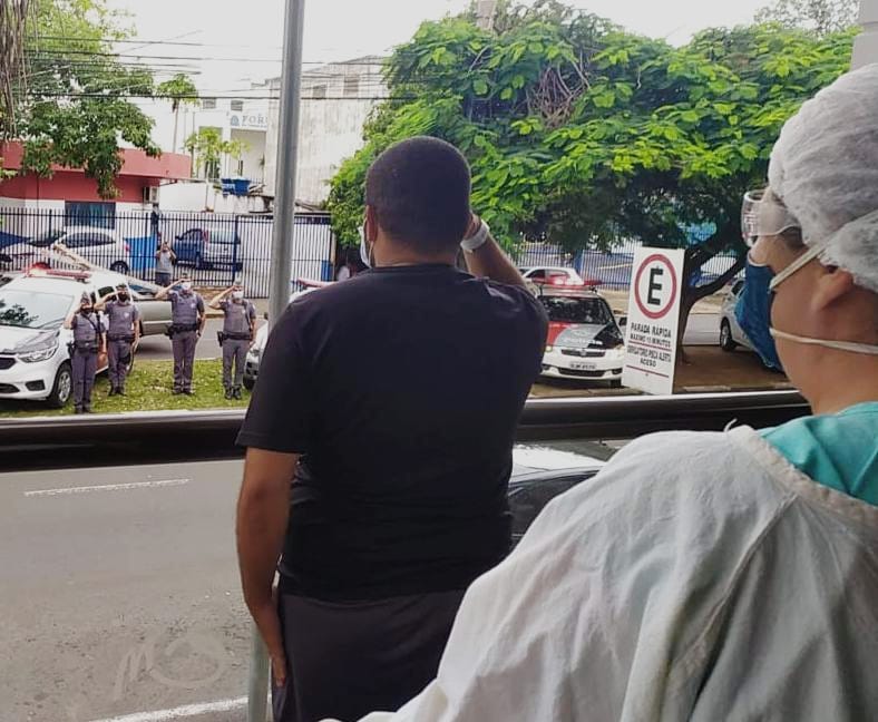 Polícia Militar - Policiais estiveram na frente da santa casa de Prudente