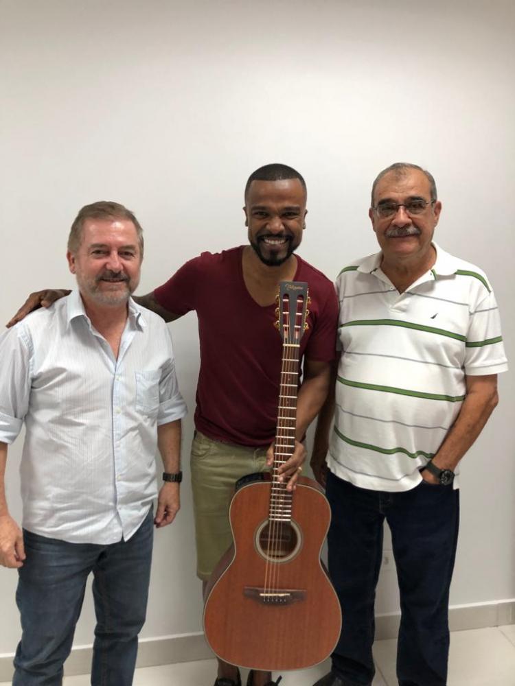 O cantor Alexandre Pires, entre Alexandre Seabra e Renato Severino da Silva, da Sonotec/Renaer