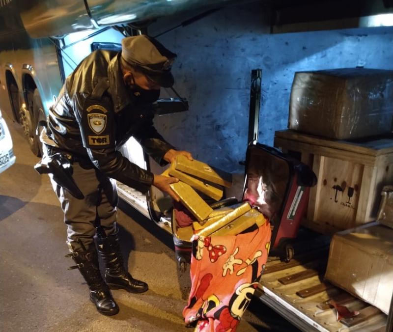 Polícia Militar Rodoviária - Entorpecentes estava em bagagens de passageiros