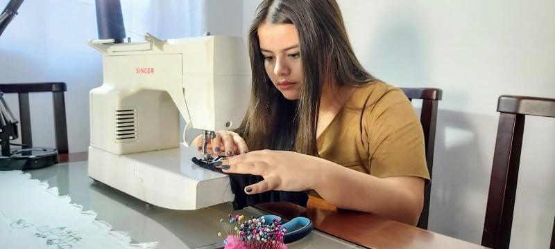 Cedida - Rebeca Broccolo ficou responsável pela costura das máscaras