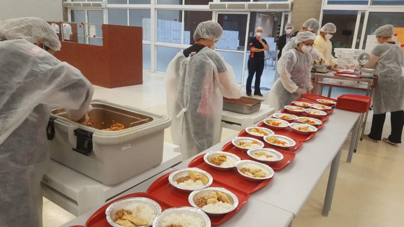 Cedida/Sesi - Ao todo, são cerca de100 profissionais e voluntários que proporcionam o alimento para 87 instituições