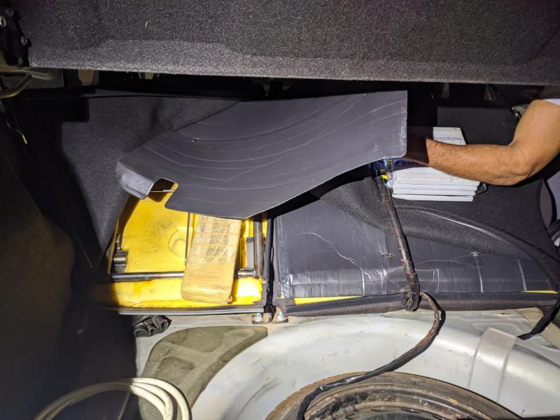 Polícia Militar Rodoviária - Tabletes de maconha estavam dentro do veículo