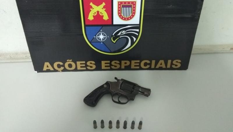 Polícia Militar - Arma estava escondida dentro do sofá da sala