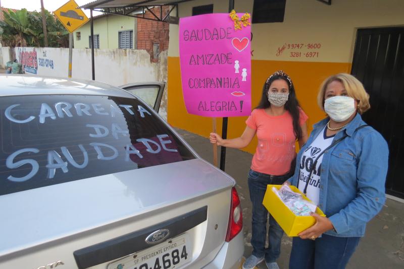 Prefeitura de Epitácio - Equipe enfeitou os carros e passou nas casas deixando máscara de proteção para cada aluno