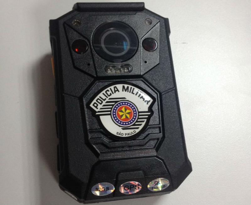 Divulgação - Câmera permanece fixada na lapela do uniforme policial e transmite todas as ações do agente