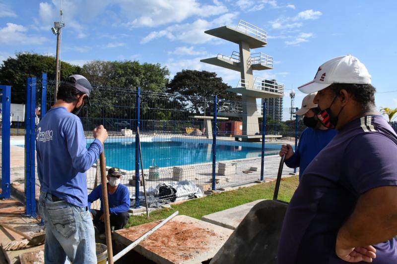 Marcos Sanches/Secom - Plantio de grama foi iniciado ontem no local pelas equipes das secretarias de Obras e Meio Ambiente