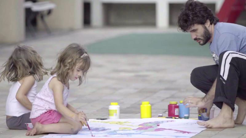 Cedidas - Filhas estão presentes e inspiram Rodrigo durante o exercício de seu trabalho 