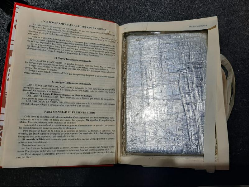 Polícia Militar Rodoviária - Livro estava armazenado em uma mala da passageira 