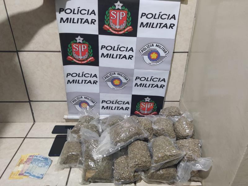 Polícia Militar - Drogas estavam em uma mala, recolhida pela jovem em área de mato