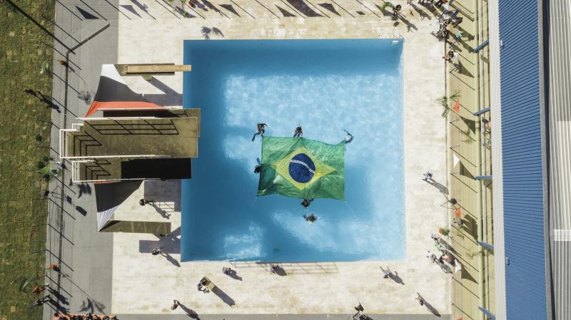 André Guerra - Produtora Guerra Filmes - Durante a execução do Hino Nacional, bandeira foi hasteada pelos bombeiros emergindo da piscina de salto