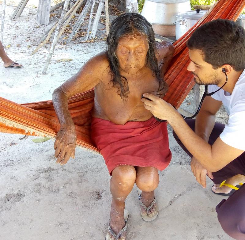 Cedida - Boninho e anciã Pipina Waiana Apalai, de 87 anos, uma de suas pacientes; ela também teve Covid, com sintomas leves, e já está recuperada