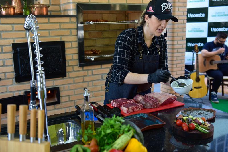 Ector Gervazoni - Julia Carvalho, a “chef churrasqueira” mais famosa do país, na inauguração do Laboratório de Calor e Fumaça realizada sábado