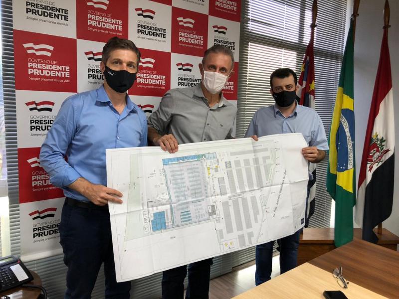 Na reunião, o diretor do grupo Muffato, Éderson Muffato, o prefeito Bugalho e o gerente do Max Atacadista, Edipo Fagundes