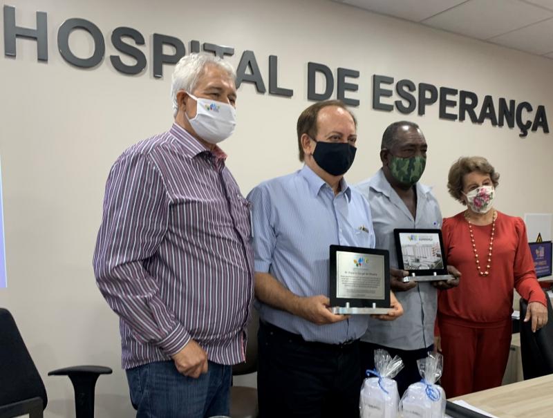 Os homenageados Roberto Gurgel de Oliveira e Osni Camargo dos Santos, entre Francelino Magalhães e Maria Auxiliadora Freitas Constantino