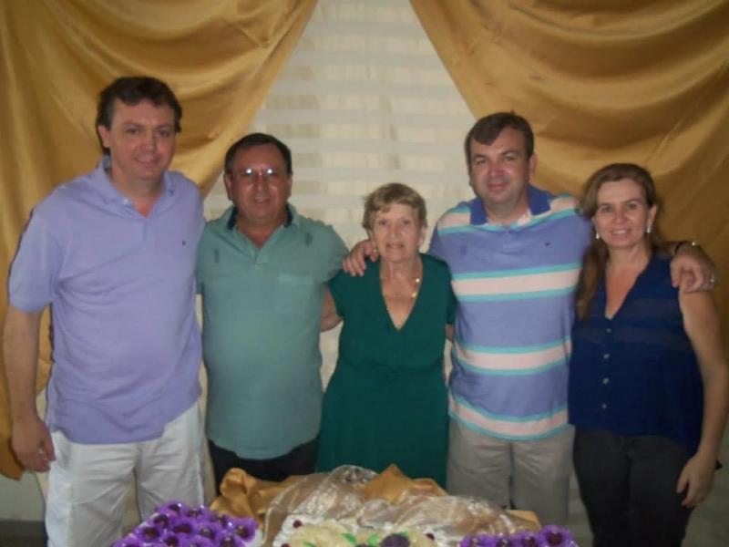 Reprodução/Facebook – Dolores junto aos filhos Jorge, Francisco, Sidney e Dulcinéia Duran