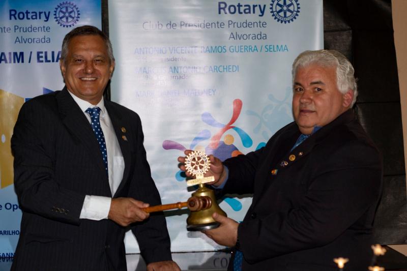 Antonio Guerra transmite o cargo para Geraldo Paim, novo presidente do Rotary Club Alvorada de Presidente Prudente