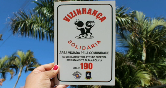 Polícia Militar - Placa com o nome do programa é instalada para mostrar alerta