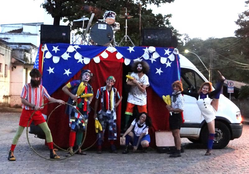 Divulgação - Palhaços passarão em frente às casas levando números de malabarismo, acrobacias e perna de pau