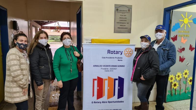 Helen Costa David, diretora da Creche Sylvia Marlene Pereira Faustino, do bairro João Domingos Netto, recebe os rotarianos que foram entregar as doações do Bazar do Rotary Norte