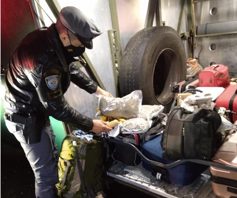 Polícia Militar Rodoviária  - Droga estava dentro da mochila do passageiro