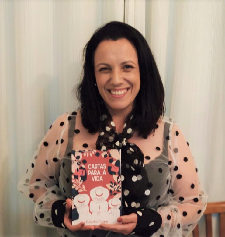 A jornalista e professora da Facopp, com  seu livro em homenagem às filhas e familiares