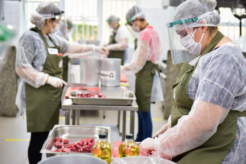 Ector Gervasoni/Unoeste - Voluntários ajudam desde o preparo dos alimentos até a entrega das refeições para as entidades