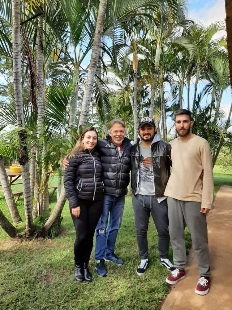 Hoje, na companhia dos filhos, ele lembra do episódio: “a conta do cigarro sempre vem”