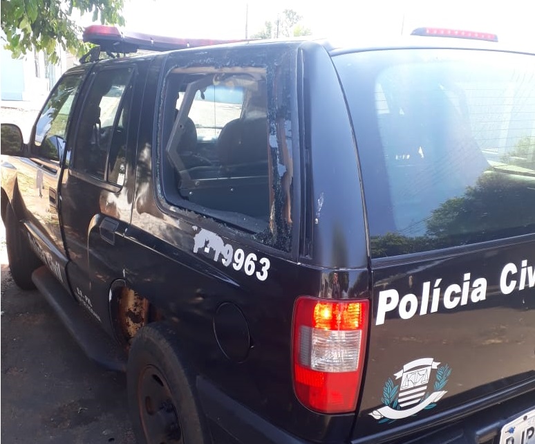Polícia Militar - Homem quebrou o vidro da viatura a pontapés