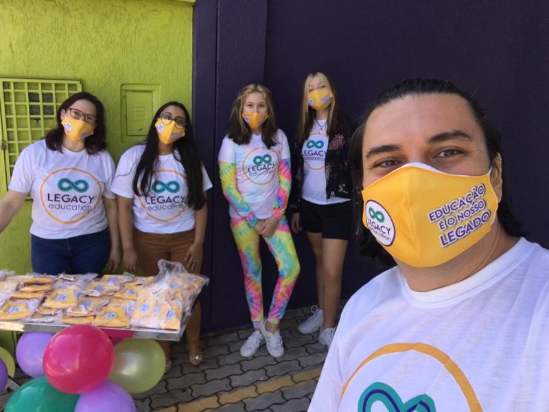 Durante a ação, alunos trocaram alimentos por máscaras personalizadas