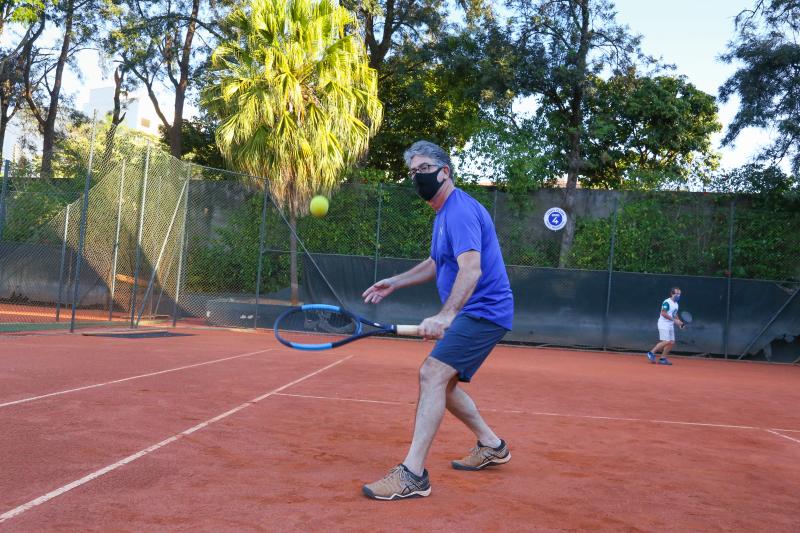 Weverson Nascimento - Veterano, Beto Carrieri, 59 anos, é adepto do tênis há 49: ele joga às segundas, quartas e sextas