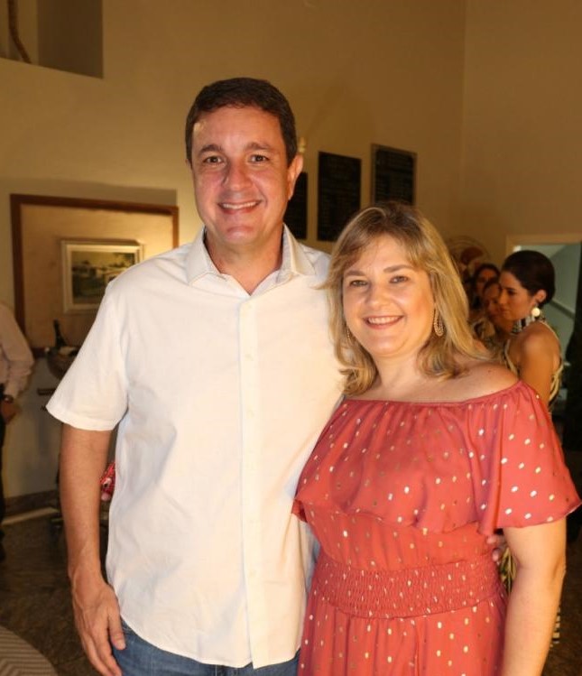 A futura presidente da Sociedade de Medicina de Presidente Prudente, a médica, Juliana Cristina Kuhn Medina, ao lado do marido, Bruno Medina, engenheiro