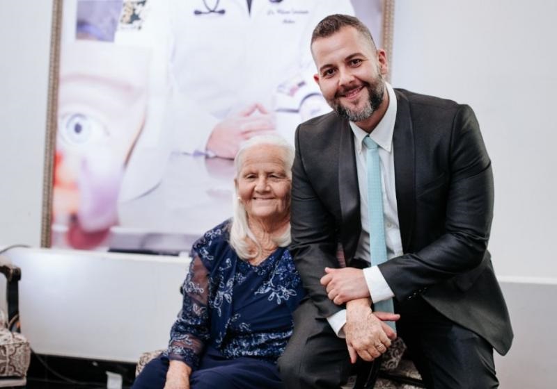 Cedida - Wilson com sua mãe, no dia de sua formatura em Medicina