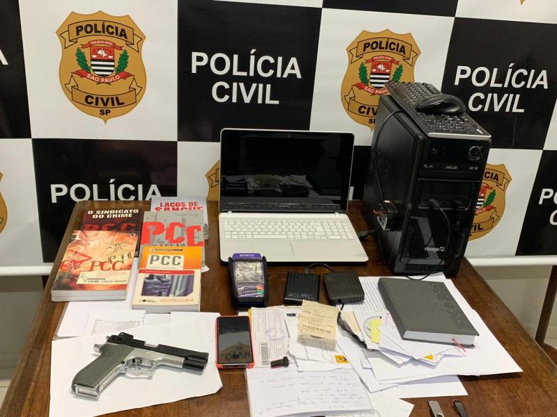 Polícia Civil - Objetos foram apreendidos durante buscas cumpridas na casa e escritório