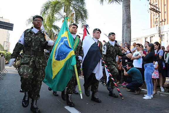 Arquivo - Organizado pelo TG, desfile apresentava grupos escoteiros, policiais, bombeiros e outros 