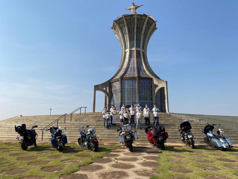 Integrantes do Grupo de Motociclismo Carpe Dien, de Presidente Prudente, comemorando os 16 anos de atividades