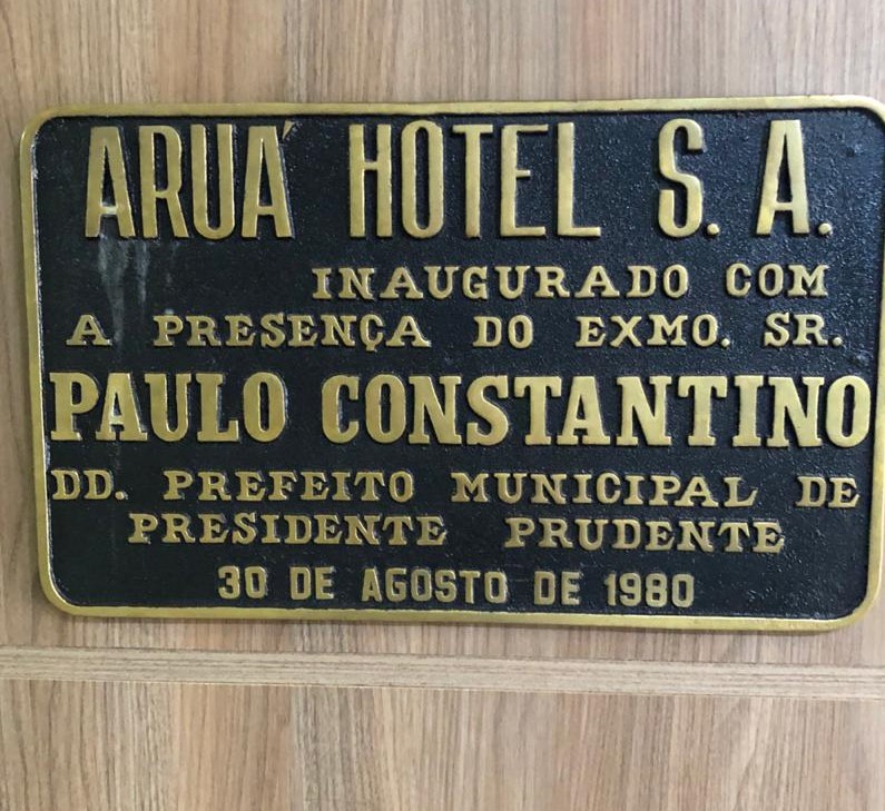 Cedida - Placa que celebra a inauguração do Aruá, com a presença do prefeito Paulo Constantino 
