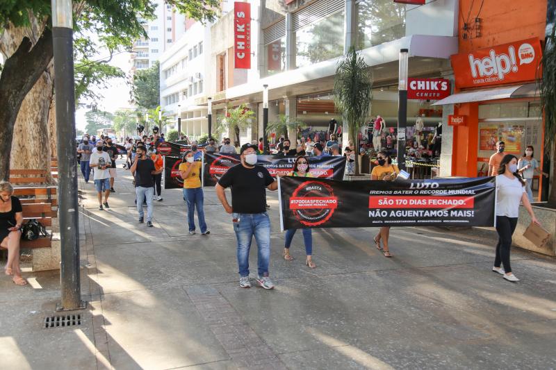 Weverson Nascimento  - Grupo de empresários do setor protestaram na tarde de ontem pelo calçadão